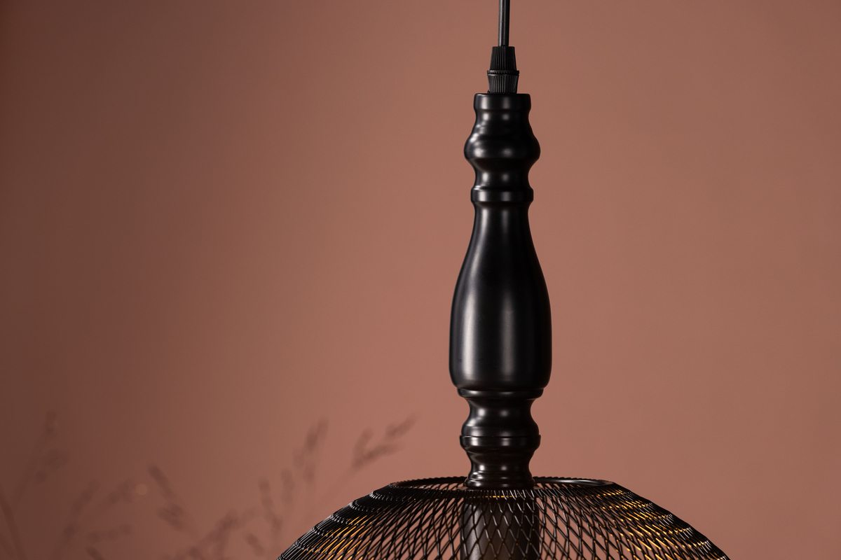Valence Ø30 Schwarz hängelampe Von Venture Design - Die Leuchte eignet sich perfekt f&uuml;r die Platzierung &uuml;ber dem Couchtisch oder Esstisch und verleiht Ihrer Einrichtung ein neues Niveau!