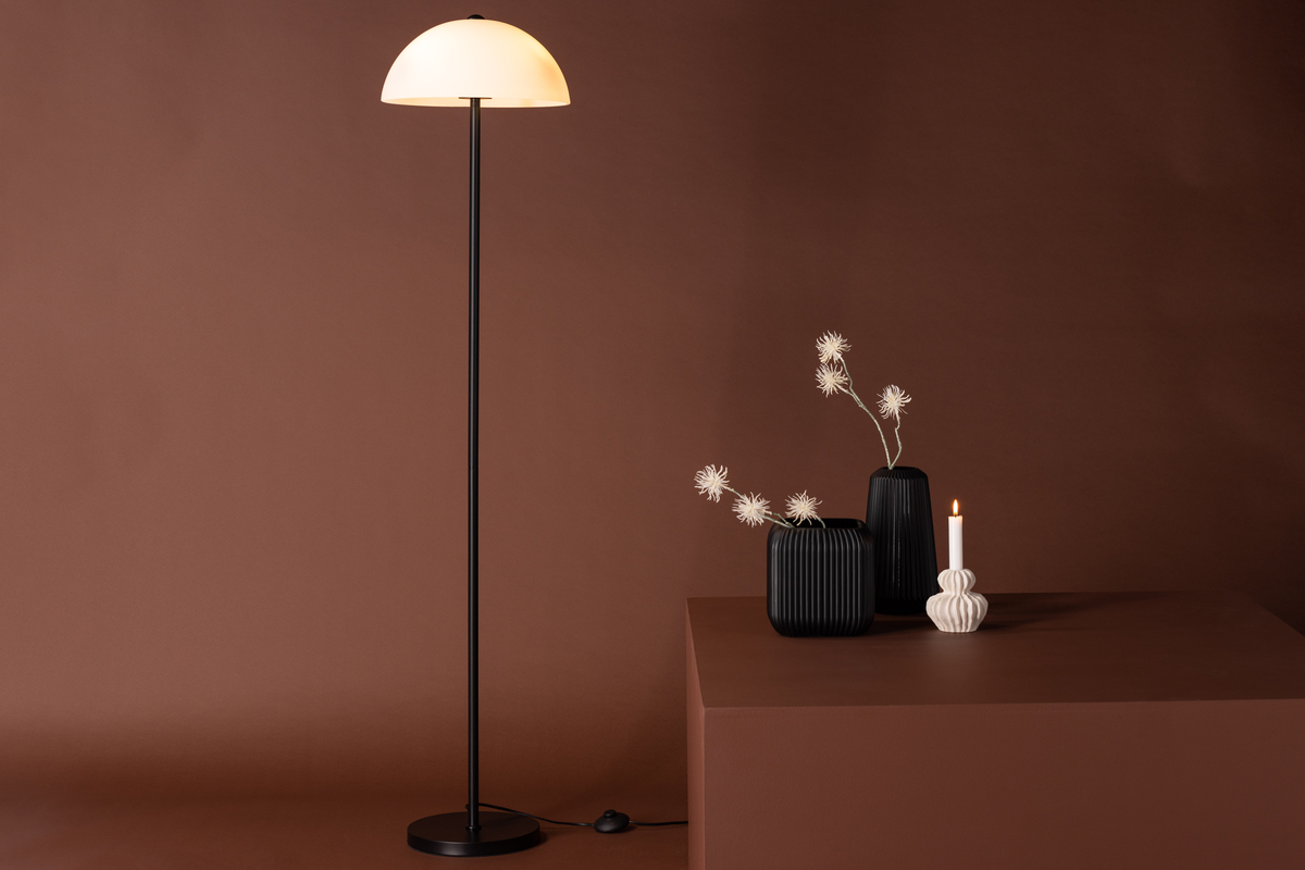 Ferrand Schwarz stehlampe Von Venture Design - Die Leuchte strahlt ein sch&ouml;nes Licht aus, das das Zuhause erhellt und eine gem&uuml;tliche und harmonische Atmosph&auml;re schafft.