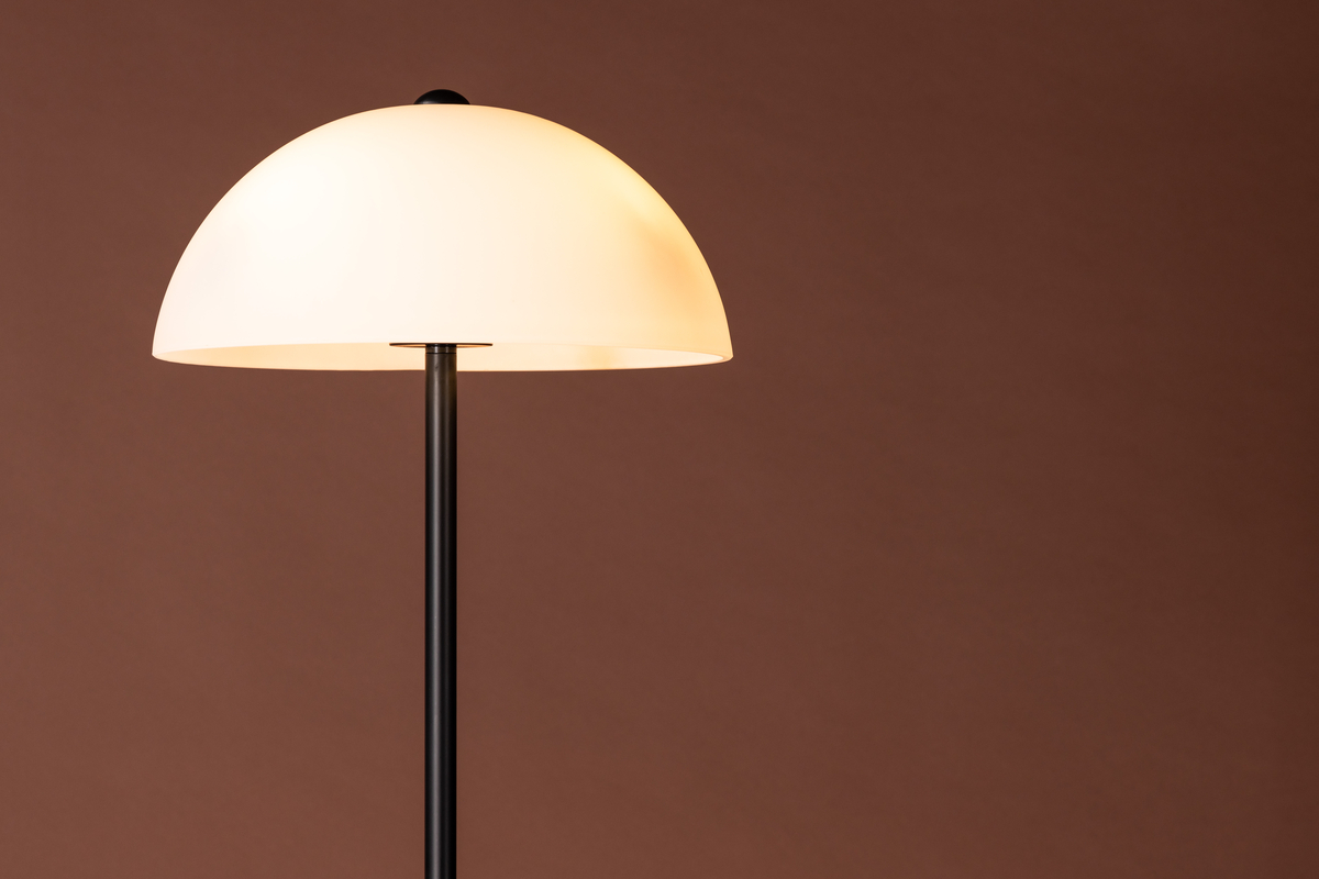 Ferrand Schwarz stehlampe Von Venture Design - Die Leuchte strahlt ein sch&ouml;nes Licht aus, das das Zuhause erhellt und eine gem&uuml;tliche und harmonische Atmosph&auml;re schafft.