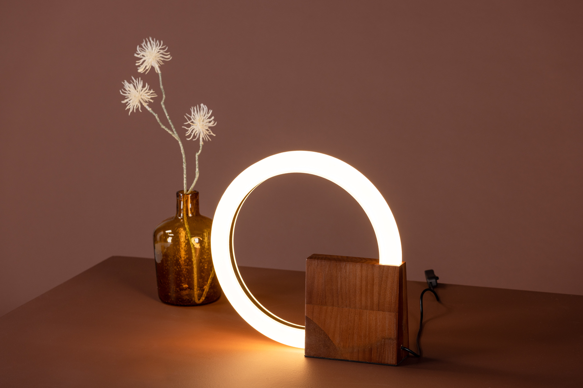 Brive 30cm Nussbaum tischlampe Von Venture Design - Platzieren Sie die Leuchte an einem Ort, der sowohl beleuchtet als auch dekoriert werden soll, und sie sorgt garantiert f&uuml;r mehr Gem&uuml;tlichkeit in Ihrem Zuhause!