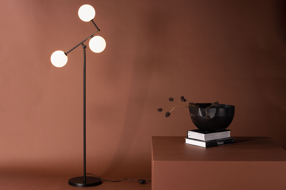 Marsan Schwarz stehlampe Von Venture Design - Die Leuchte passt in die meisten Wohn- und Einrichtungsstile und ist langlebig.