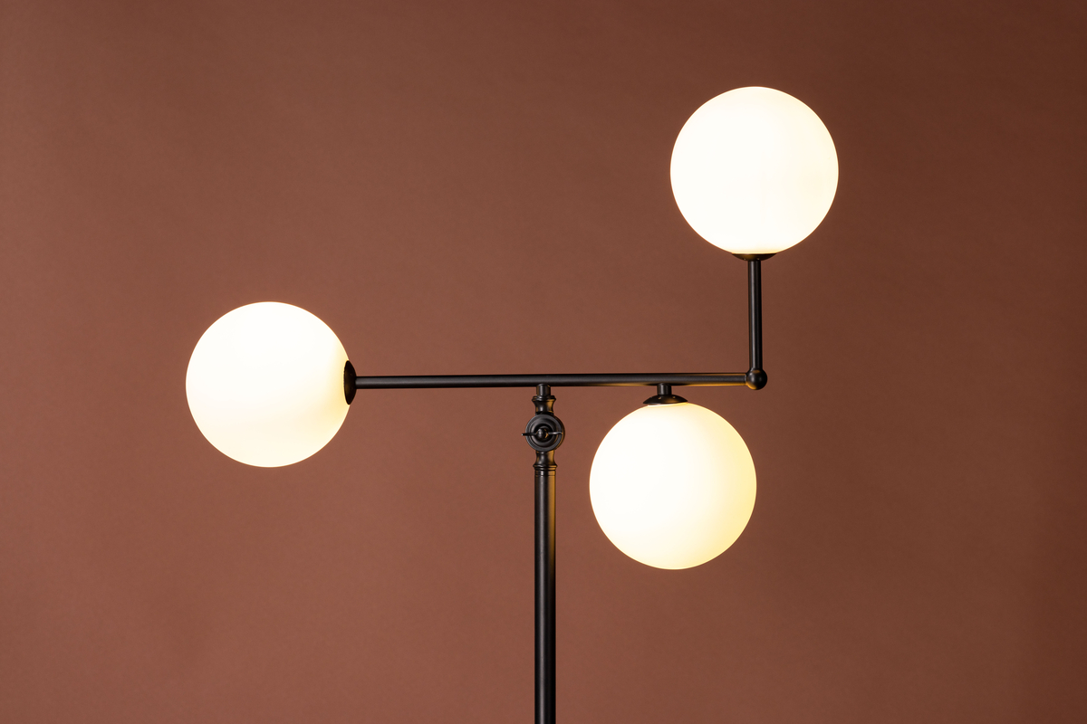 Marsan Schwarz stehlampe Von Venture Design - Die Leuchte passt in die meisten Wohn- und Einrichtungsstile und ist langlebig.