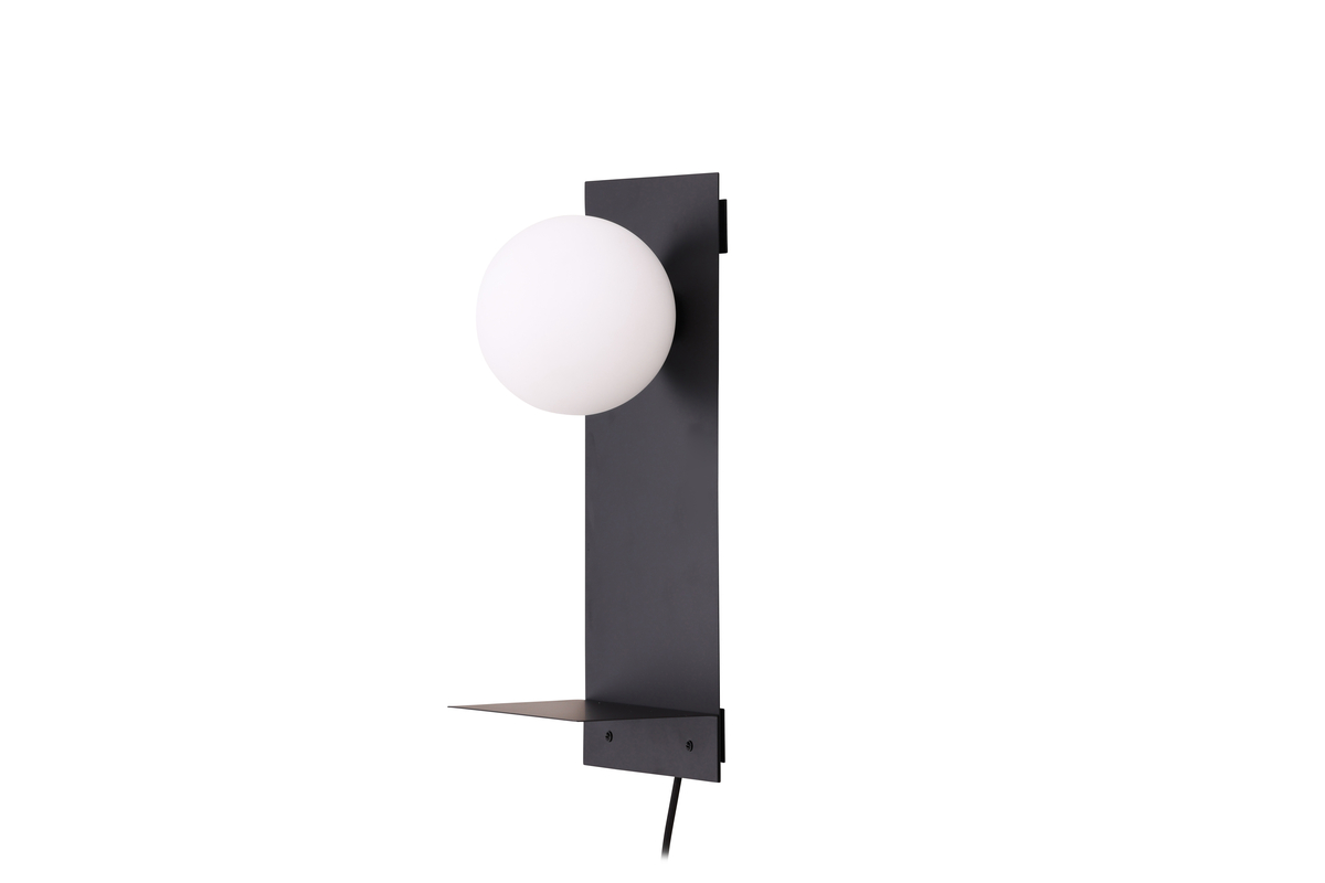 Troyes 45cm Schwarz wandlampe Von Venture Design - Die Leuchte hat einen schwarzen Eisenrahmen mit einer kleinen Ablagefläche, auf der zusätzliche Dekoration platziert werden kann.