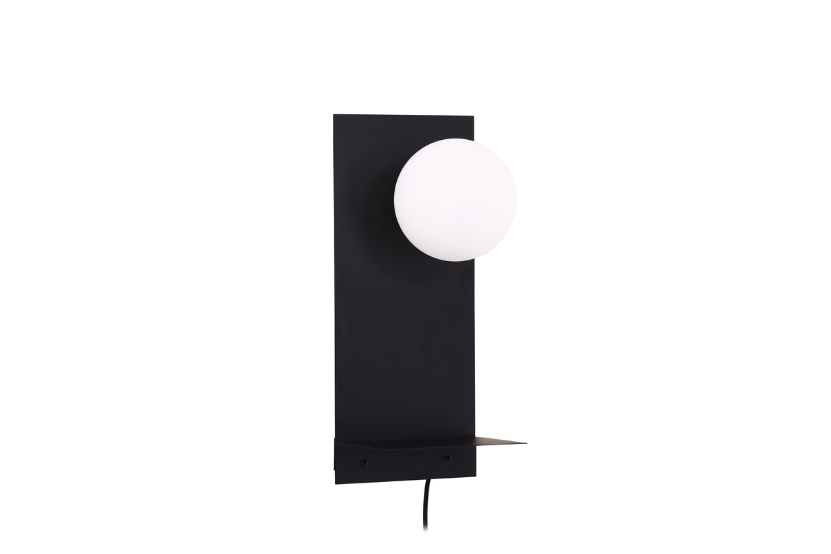 Troyes 45cm Schwarz wandlampe Von Venture Design - Die Leuchte hat einen schwarzen Eisenrahmen mit einer kleinen Ablagefläche, auf der zusätzliche Dekoration platziert werden kann.