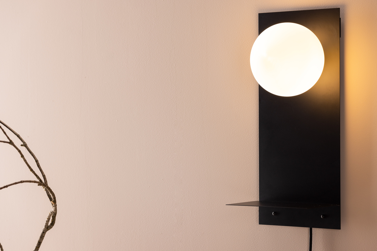 Troyes 45cm Schwarz wandlampe Von Venture Design - Die Leuchte hat einen schwarzen Eisenrahmen mit einer kleinen Ablagefläche, auf der zusätzliche Dekoration platziert werden kann.