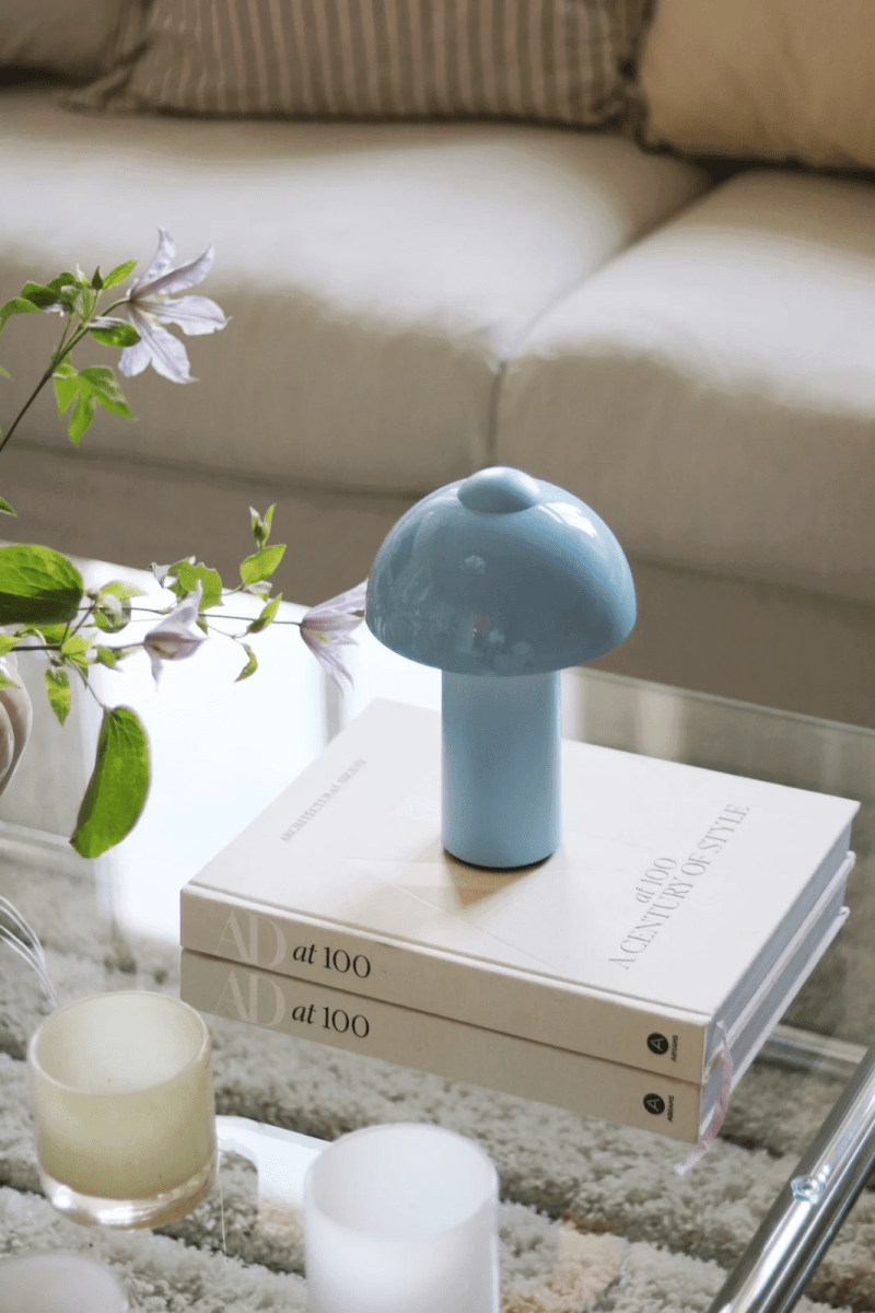 Buddy 25cm Hellblau tragbare Von Globen Lighting - 4&ndash;5 Stunden und erm&ouml;glicht eine Leuchtdauer von bis zu 8 Stunden bei maximaler Helligkeit und sogar noch l&auml;ngerer Betriebsdauer bei reduzierter Helligkeit.