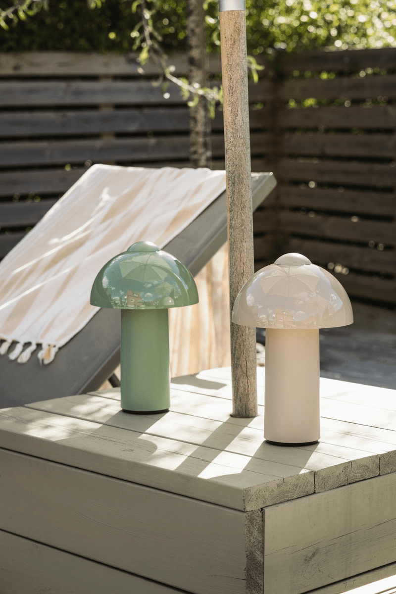 Buddy 25cm Sand tragbare Von Globen Lighting - 4&ndash;5 Stunden und erm&ouml;glicht eine Leuchtdauer von bis zu 8 Stunden bei maximaler Helligkeit und sogar noch l&auml;nger bei reduzierter Helligkeit.