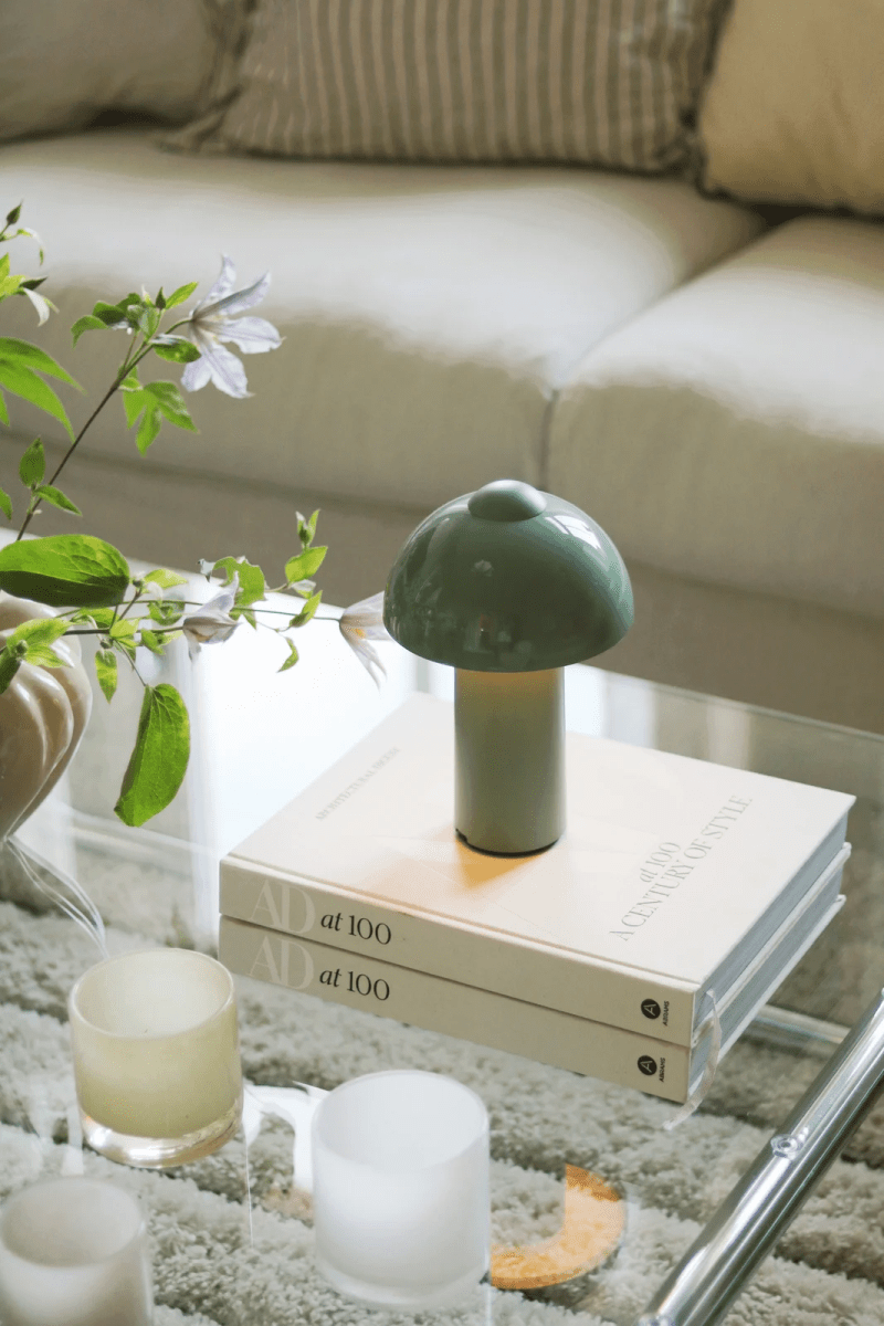 Buddy 25cm Grün tragbare Von Globen Lighting - 4&ndash;5 Stunden und erm&ouml;glicht eine Leuchtdauer von bis zu 8 Stunden bei maximaler Helligkeit und sogar noch l&auml;ngerer Betriebsdauer bei reduzierter Helligkeit.