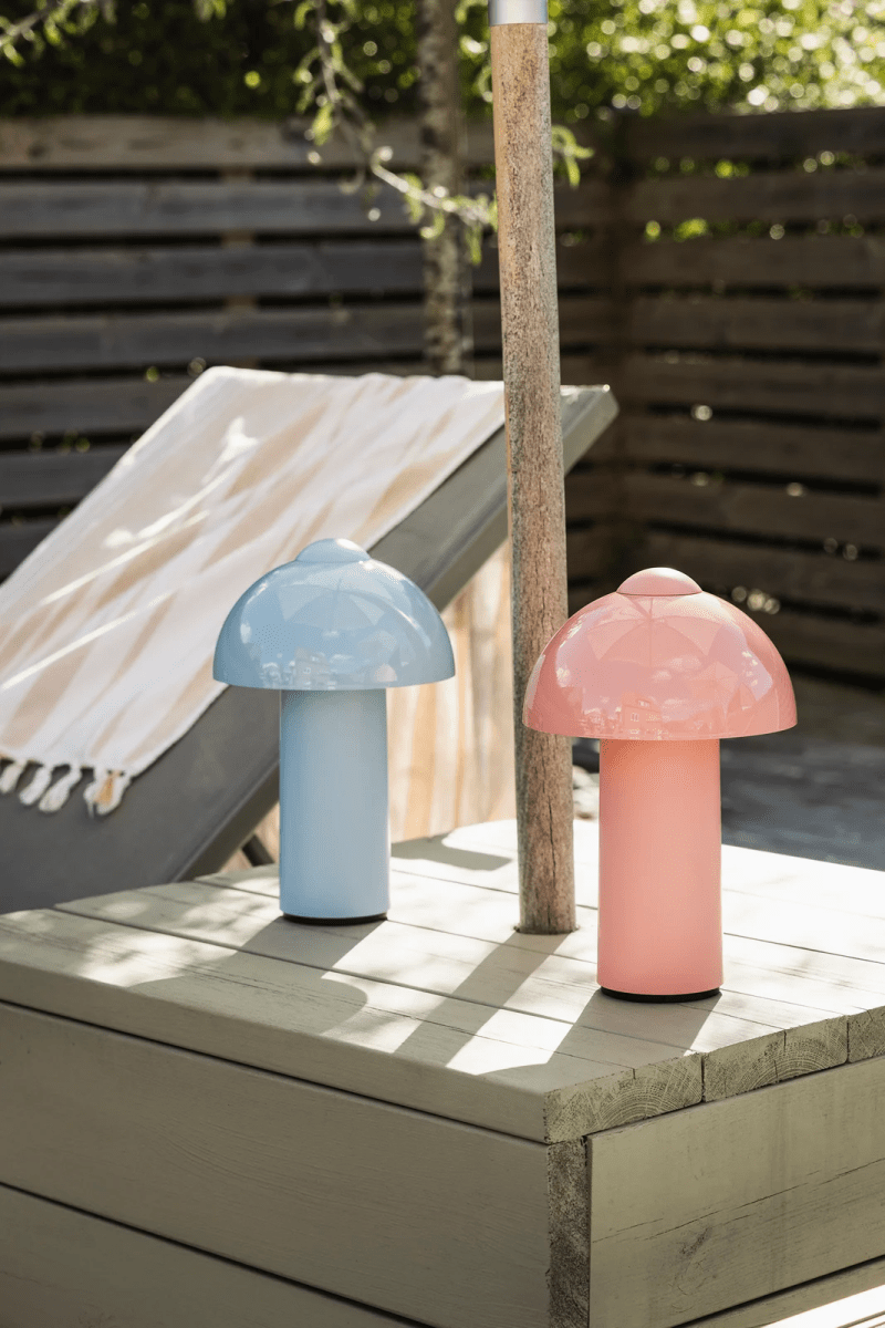 Buddy 25cm Rosa tragbare Von Globen Lighting - 4&ndash;5 Stunden und erm&ouml;glicht eine Leuchtdauer von bis zu 8 Stunden bei maximaler Helligkeit und sogar noch l&auml;ngerer Betriebsdauer bei reduzierter Helligkeit.