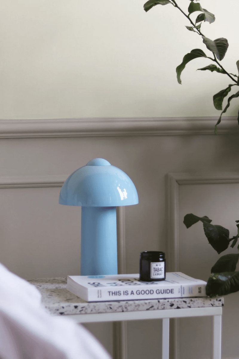 Buddy 25cm Hellblau tragbare Von Globen Lighting - 4&ndash;5 Stunden und erm&ouml;glicht eine Leuchtdauer von bis zu 8 Stunden bei maximaler Helligkeit und sogar noch l&auml;ngerer Betriebsdauer bei reduzierter Helligkeit.