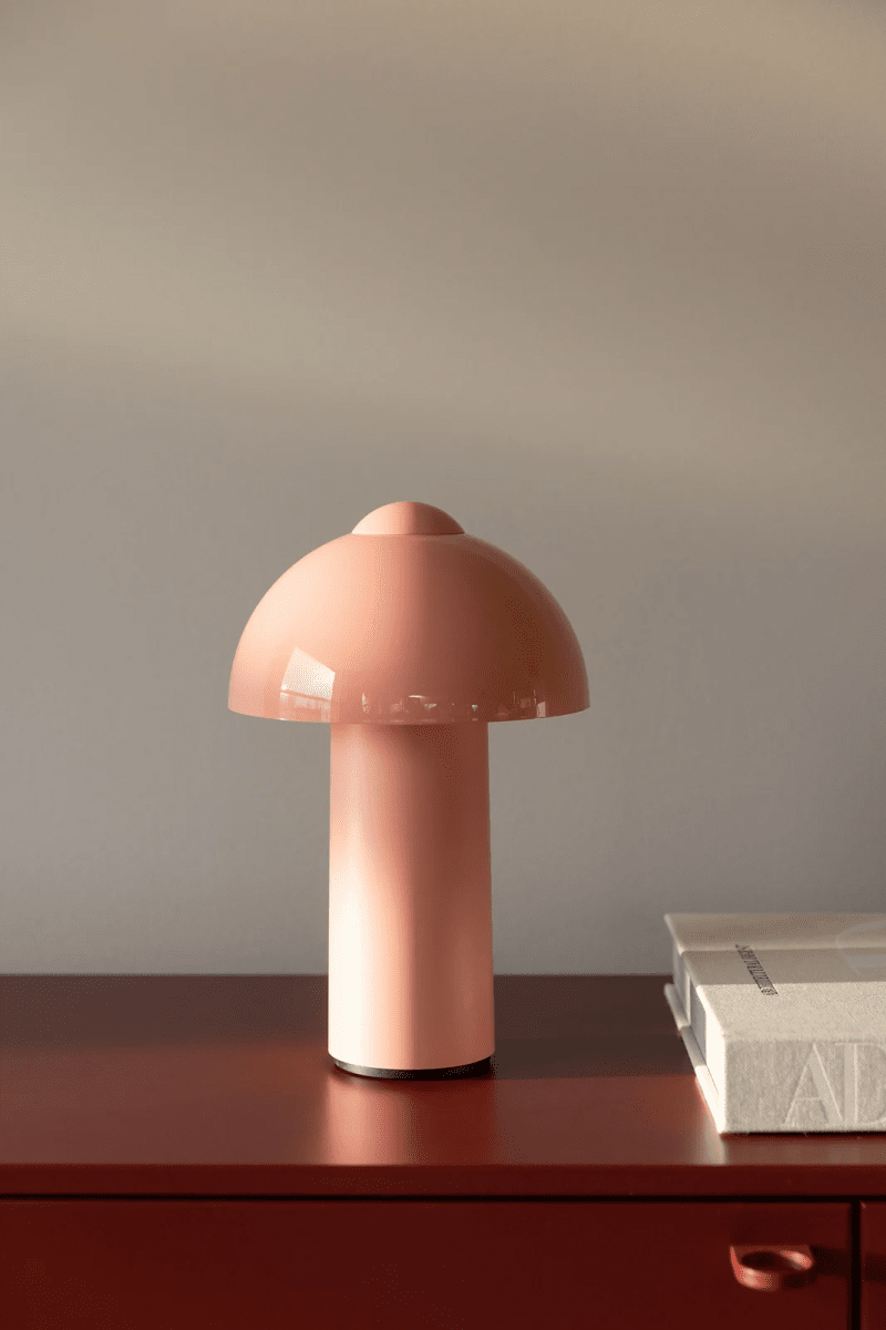 Buddy 25cm Rosa tragbare Von Globen Lighting - 4&ndash;5 Stunden und erm&ouml;glicht eine Leuchtdauer von bis zu 8 Stunden bei maximaler Helligkeit und sogar noch l&auml;ngerer Betriebsdauer bei reduzierter Helligkeit.