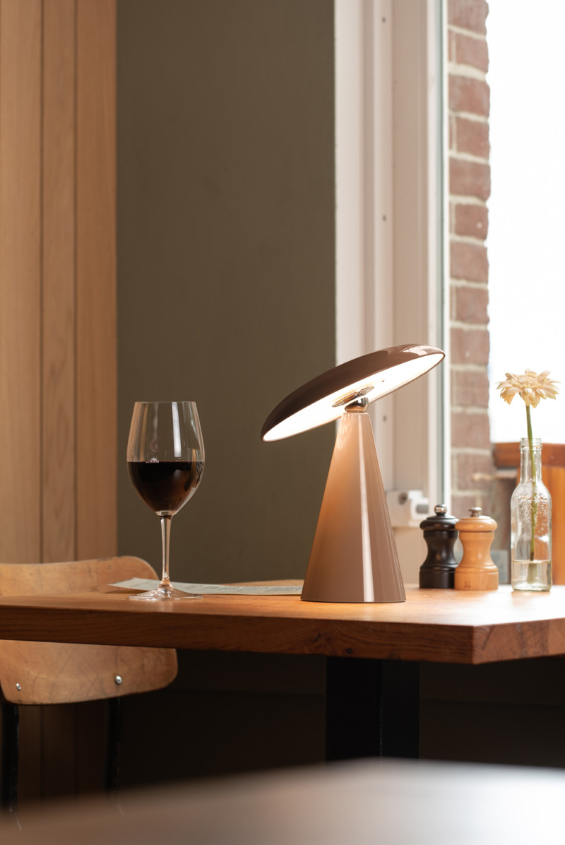 Phoebe LED 26cm Braun tragbare Von Leitmotiv - Die Leuchte ist über die Touch-Taste auf dem Bildschirm in drei Stufen dimmbar und bietet nach vollständiger Aufladung bis zu 8 Stunden Licht.
