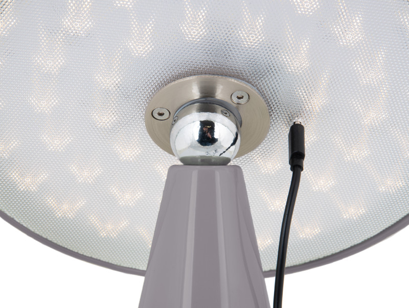 Phoebe LED 26cm Grau tragbare Von Leitmotiv - Die Leuchte ist über die Touch-Taste auf dem Bildschirm in drei Stufen dimmbar und bietet nach vollständiger Aufladung bis zu 8 Stunden Licht.