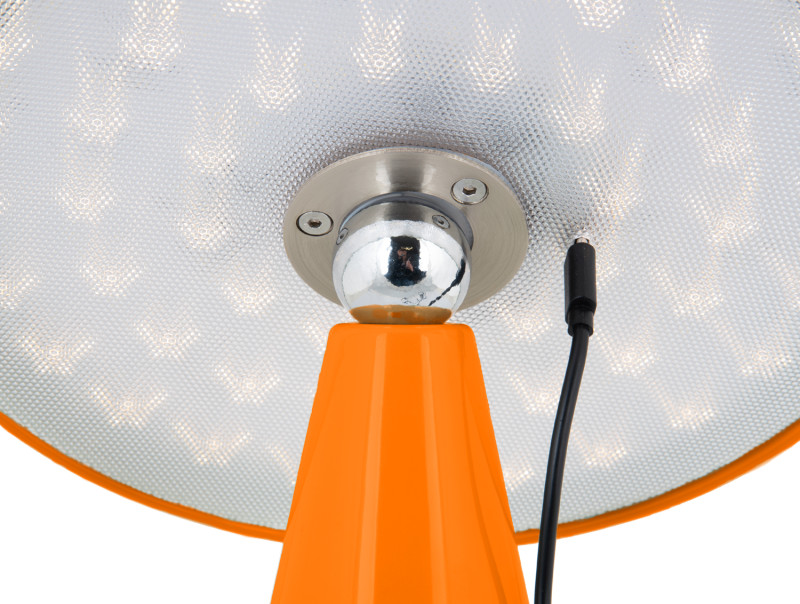 Phoebe LED 26cm Orange tragbare Von Leitmotiv - Die Leuchte ist über die Touch-Taste auf dem Bildschirm in drei Stufen dimmbar und bietet nach vollständiger Aufladung bis zu 8 Stunden Licht.