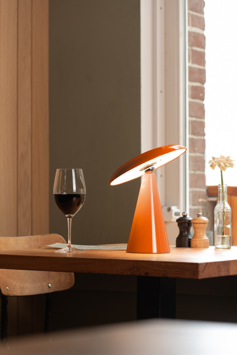 Phoebe LED 26cm Orange tragbare Von Leitmotiv - Die Leuchte ist über die Touch-Taste auf dem Bildschirm in drei Stufen dimmbar und bietet nach vollständiger Aufladung bis zu 8 Stunden Licht.