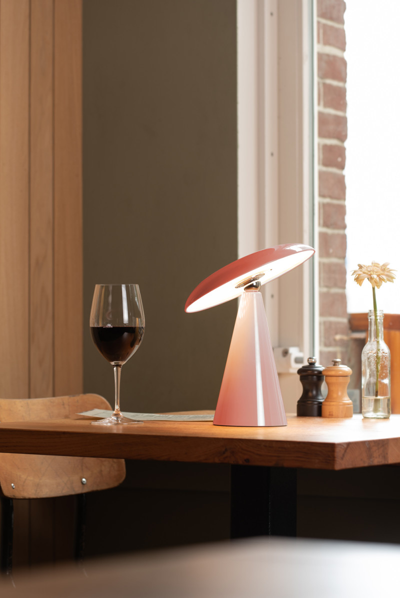 Phoebe LED 26cm Rosa tragbare Von Leitmotiv - Die Leuchte ist über die Touch-Taste auf dem Bildschirm in drei Stufen dimmbar und bietet nach vollständiger Aufladung bis zu 8 Stunden Licht.