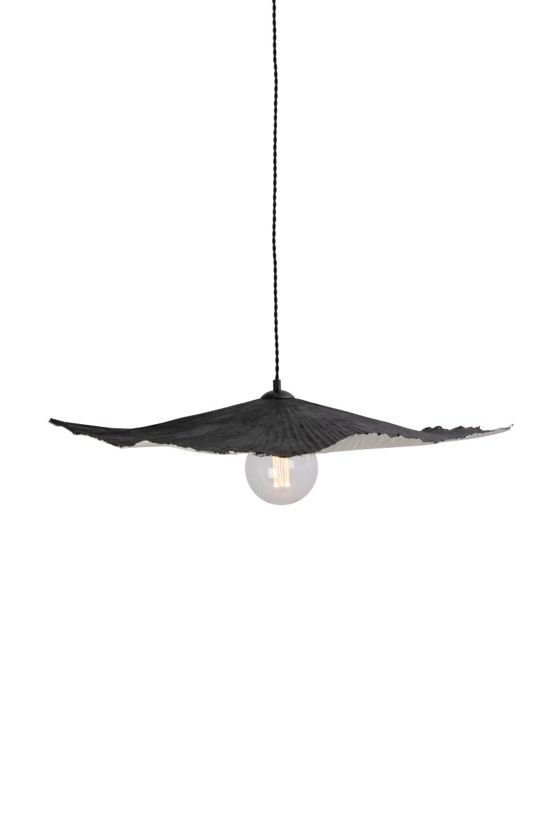 Tropez Ø82 Schwarz hängelampe Von Globen Lighting - Diese Lampe ist handgefertigt aus Papier, was bedeutet, dass ihre Form von unseren Produktbildern abweichen kann, jede Lampe ist ein Unikat.