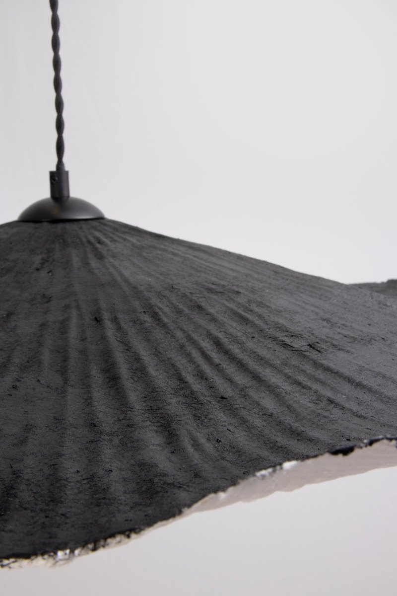 Tropez Ø82 Schwarz hängelampe Von Globen Lighting - Diese Lampe ist handgefertigt aus Papier, was bedeutet, dass ihre Form von unseren Produktbildern abweichen kann, jede Lampe ist ein Unikat.