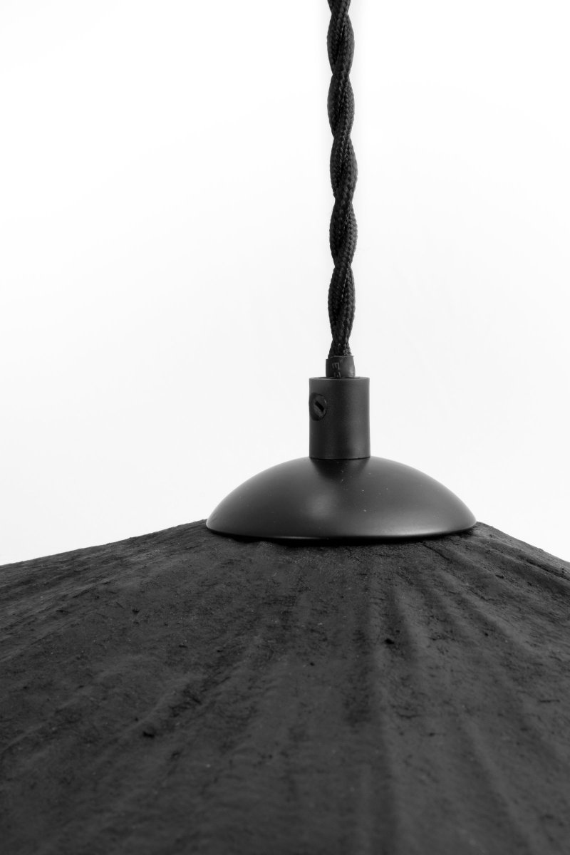 Tropez Ø82 Schwarz hängelampe Von Globen Lighting - Diese Lampe ist handgefertigt aus Papier, was bedeutet, dass ihre Form von unseren Produktbildern abweichen kann, jede Lampe ist ein Unikat.