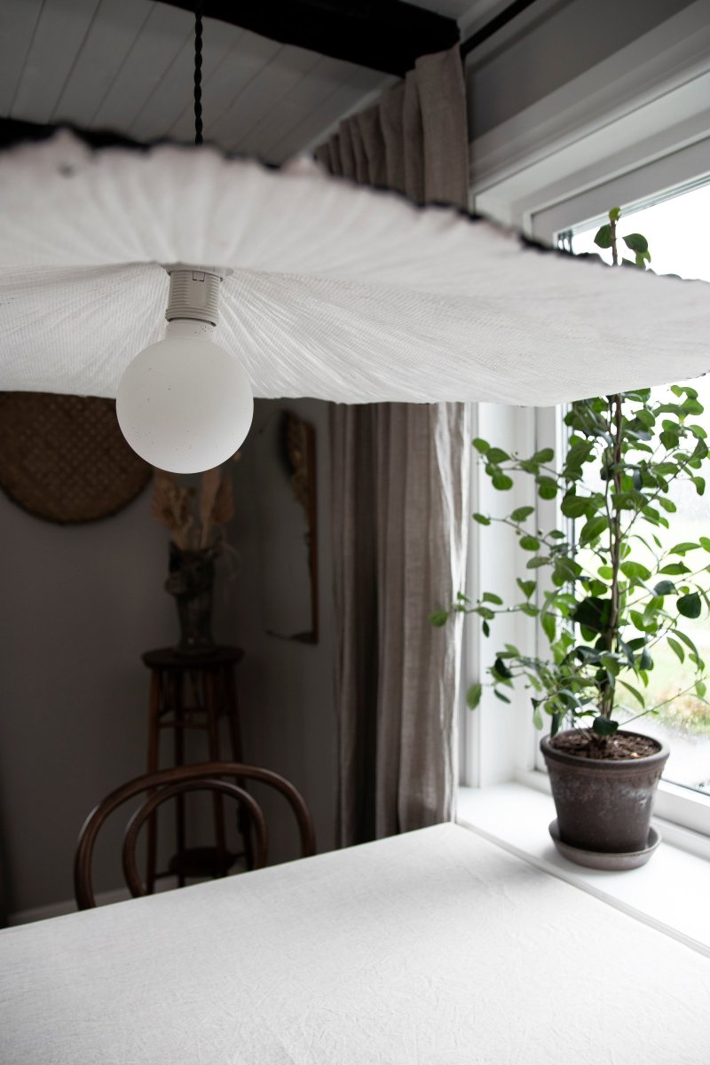 Tropez Ø82 Schwarz hängelampe Von Globen Lighting - Diese Lampe ist handgefertigt aus Papier, was bedeutet, dass ihre Form von unseren Produktbildern abweichen kann, jede Lampe ist ein Unikat.