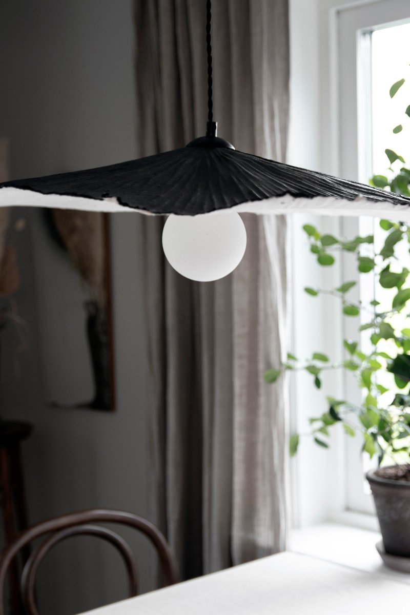 Tropez Ø82 Schwarz hängelampe Von Globen Lighting - Diese Lampe ist handgefertigt aus Papier, was bedeutet, dass ihre Form von unseren Produktbildern abweichen kann, jede Lampe ist ein Unikat.
