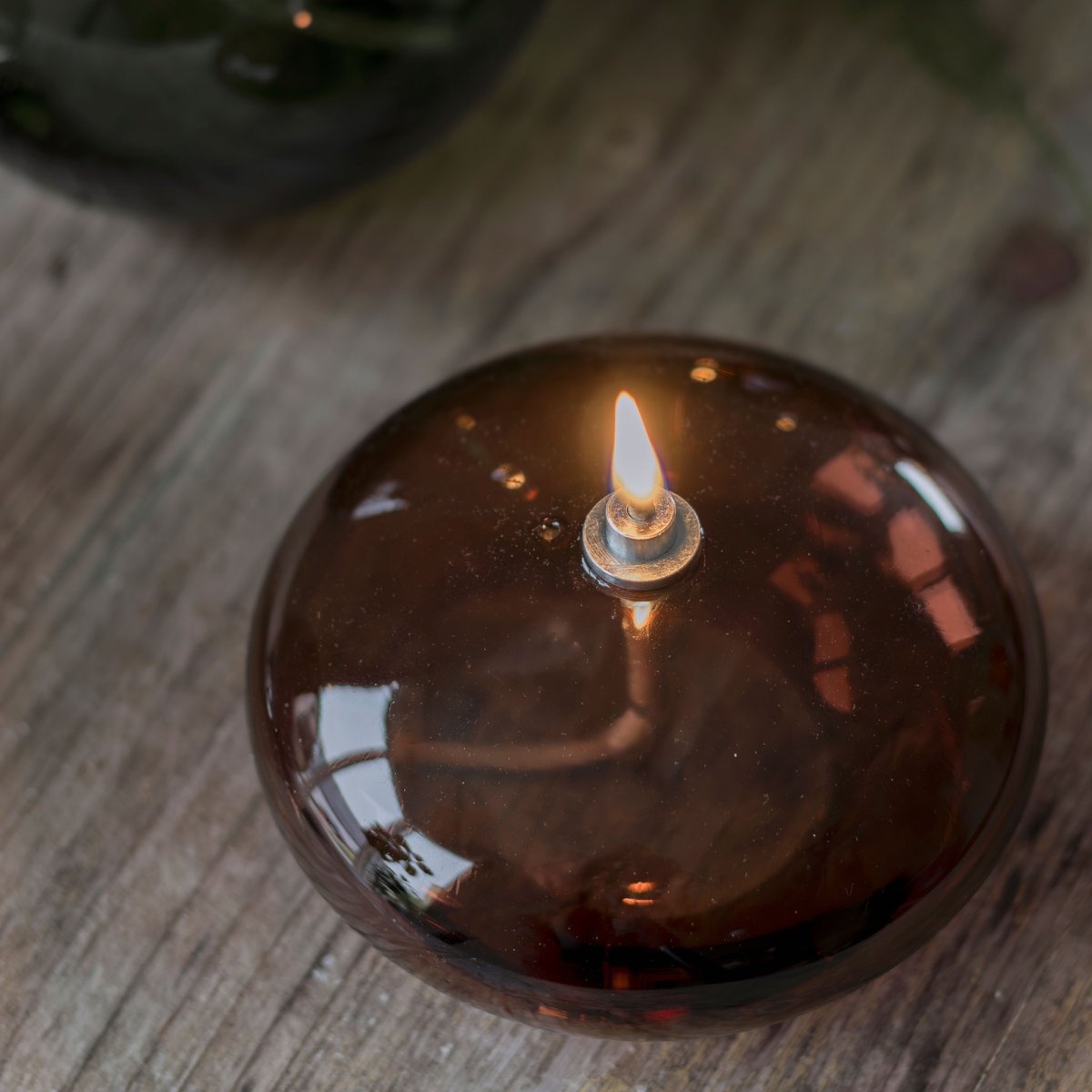 Öllampe Aura Klein Braun Von Mette Ditmer - Den djupa bruna f&auml;rgen ger en st&auml;mningsfull k&auml;nsla, och n&auml;r l&aring;gan t&auml;nds sprider lampan ett mjukt, varmt ljus som skapar en avkopplande atmosf&auml;r.