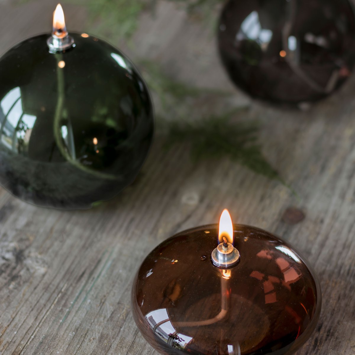 Öllampe Aura Groß Dunkelgrün Von Mette Ditmer - Perfekt p&aring; ett bord, en byr&aring; eller en f&ouml;nsterbr&auml;da.