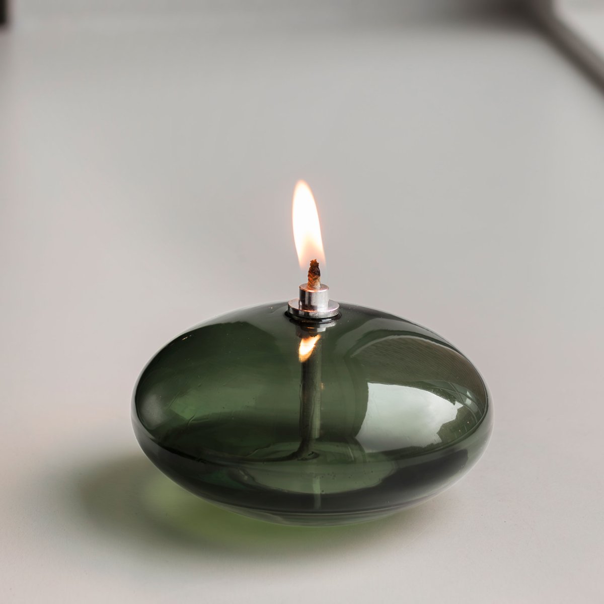 Öllampe Aura Klein Dunkelgrün Von Mette Ditmer - Den djupgr&ouml;na f&auml;rgen ger en st&auml;mningsfull k&auml;nsla, och n&auml;r l&aring;gan t&auml;nds sprider lampan ett mjukt, varmt ljus som skapar en avkopplande atmosf&auml;r.