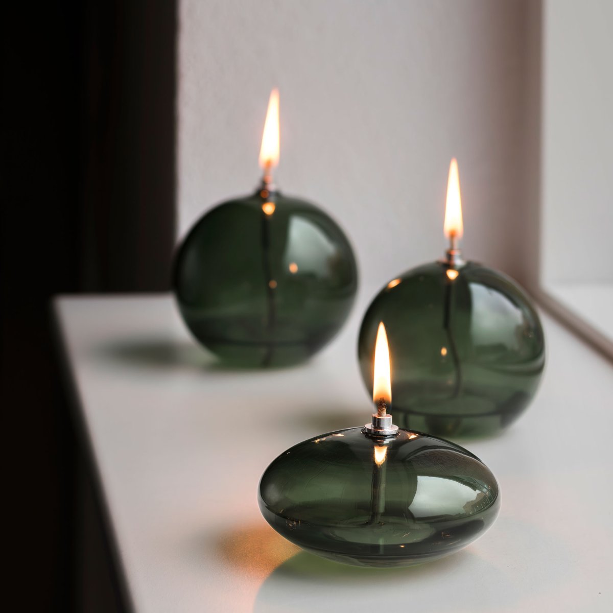 Öllampe Aura Groß Dunkelgrün Von Mette Ditmer - Perfekt p&aring; ett bord, en byr&aring; eller en f&ouml;nsterbr&auml;da.
