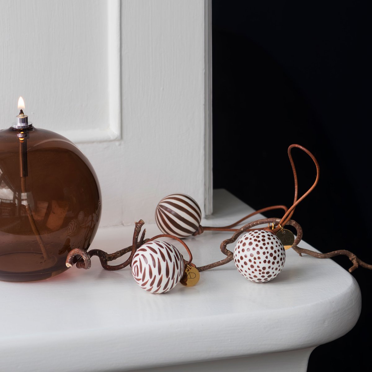 Öllampe Aura Groß Braun Von Mette Ditmer - Perfekt p&aring; ett bord, en byr&aring; eller en f&ouml;nsterbr&auml;da.