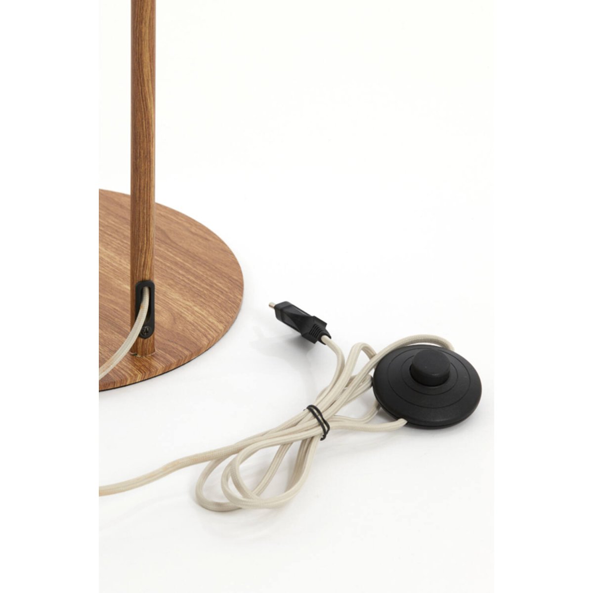 Donio Holz stehlampe Von Light & Living - Donio ist eine moderne Stehleuchte mit stilvollem Design und warmen Details.