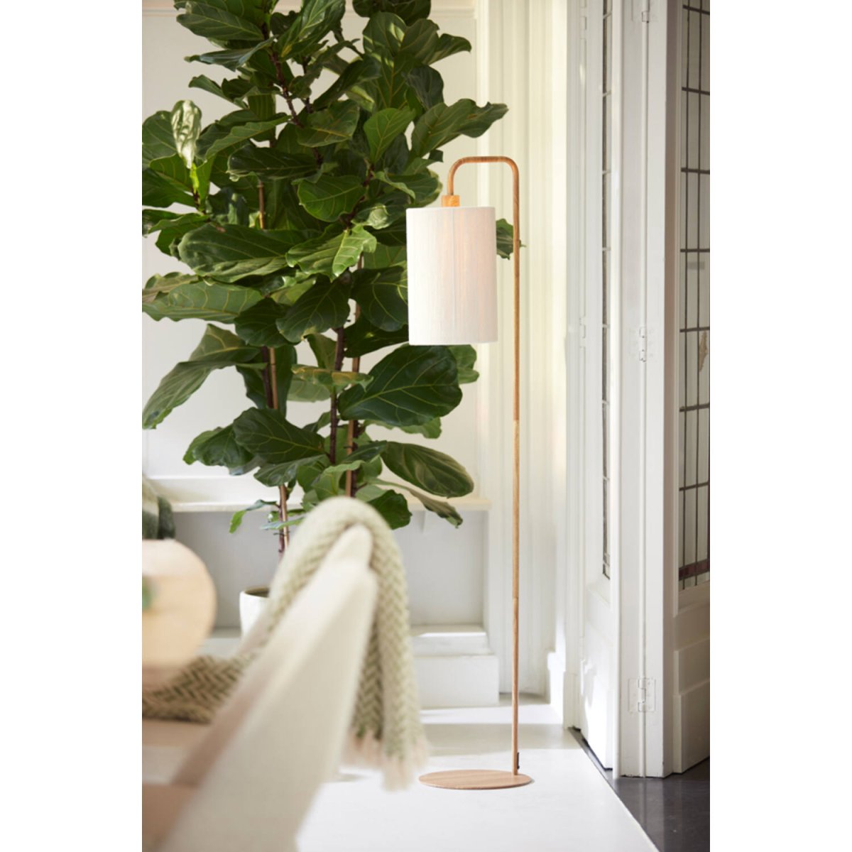 Donio Holz stehlampe Von Light & Living - Donio ist eine moderne Stehleuchte mit stilvollem Design und warmen Details.