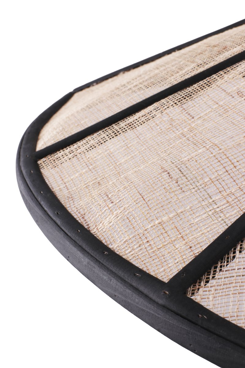 Akira Ø70 Natur/Schwarz hängelampe Von Globen Lighting - Die Leuchte besteht aus mattschwarz gebeiztem Bambus und der beige, locker gewebte Leinenstoff sorgt f&uuml;r eine sch&ouml;ne Lichtverteilung im Raum.