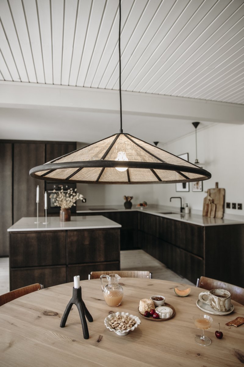 Akira Ø70 Natur/Schwarz hängelampe Von Globen Lighting - Die Leuchte besteht aus mattschwarz gebeiztem Bambus und der beige, locker gewebte Leinenstoff sorgt f&uuml;r eine sch&ouml;ne Lichtverteilung im Raum.