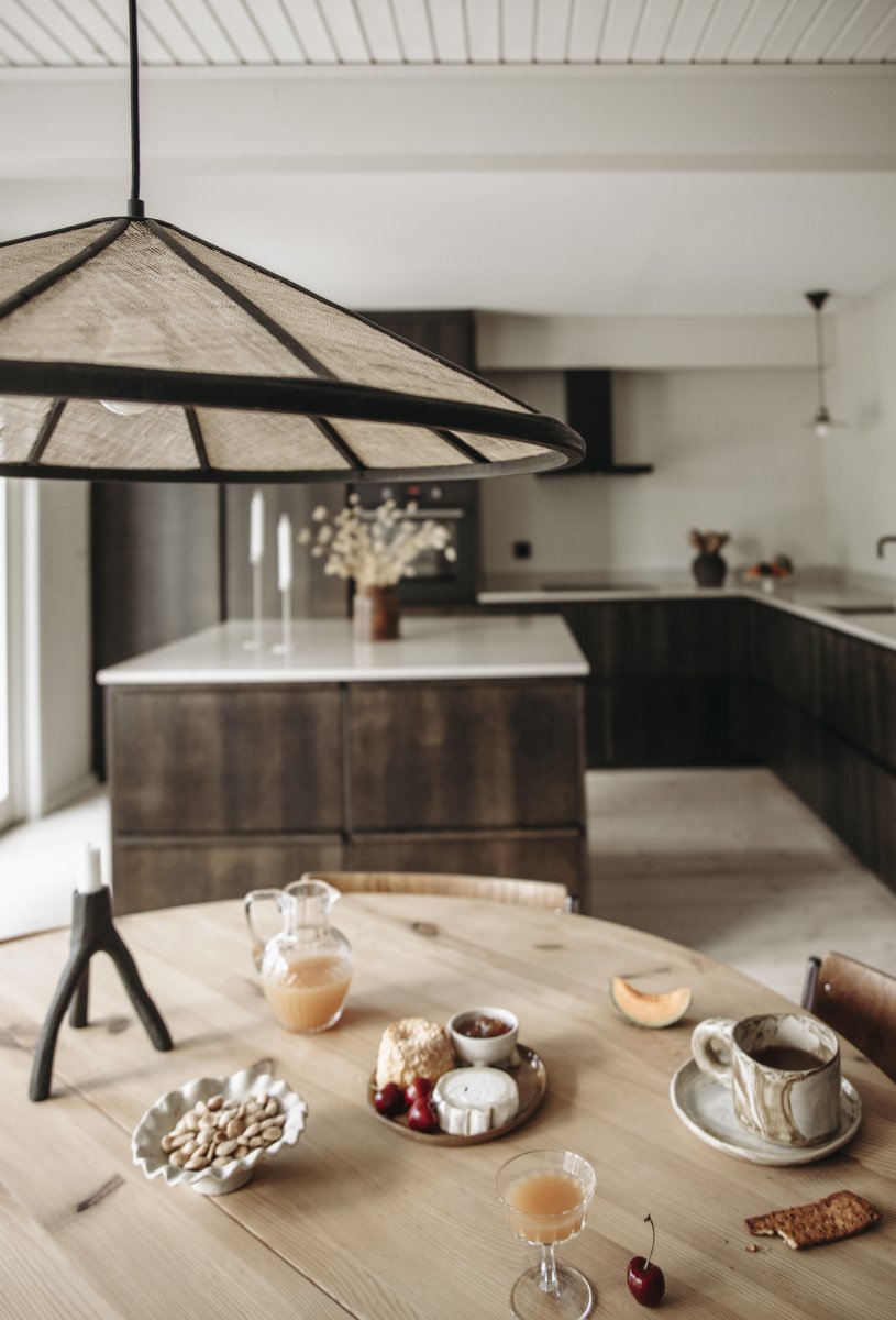 Akira Ø70 Natur/Schwarz hängelampe Von Globen Lighting - Die Leuchte besteht aus mattschwarz gebeiztem Bambus und der beige, locker gewebte Leinenstoff sorgt f&uuml;r eine sch&ouml;ne Lichtverteilung im Raum.