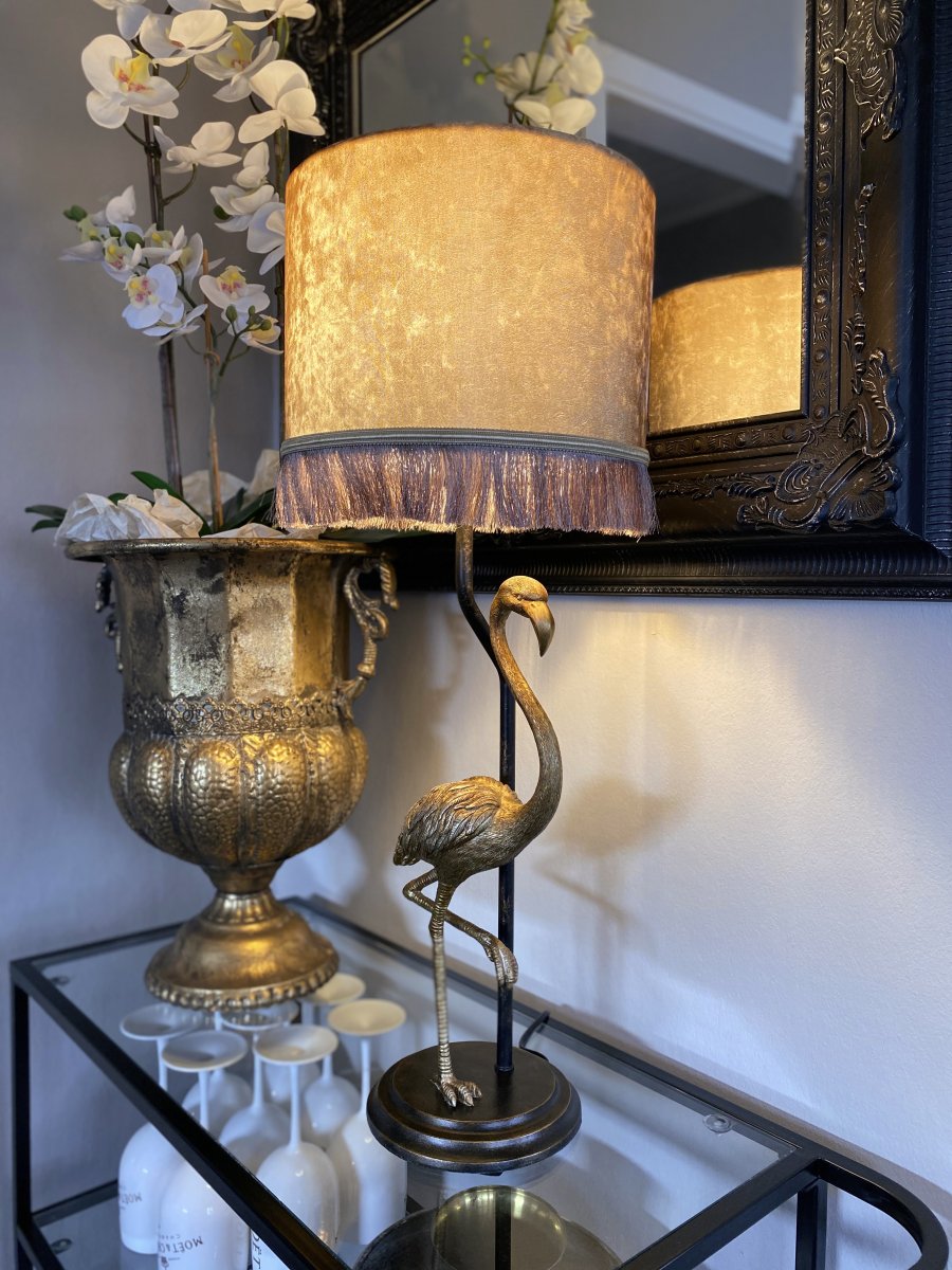 Flamingo 67cm Schwarzes Gold tischlampe Von Aneta Lighting - Flamingo-Tischlampe mit einem Lampenfuß aus goldfarbenem Metall mit einem dekorativen goldfarbenen Flamingo.
