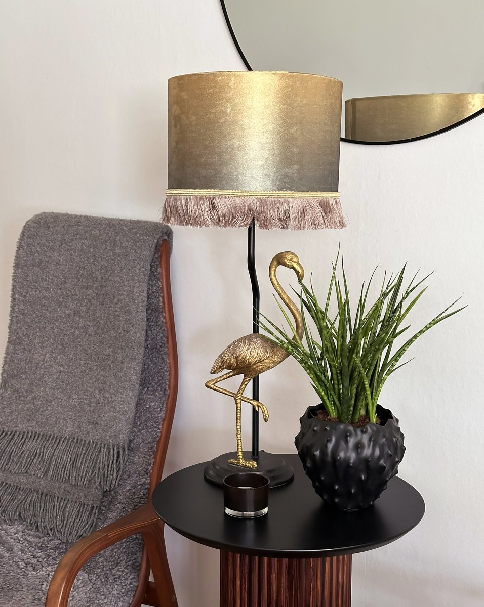 Flamingo 67cm Schwarzes Gold tischlampe Von Aneta Lighting - Flamingo-Tischlampe mit einem Lampenfuß aus goldfarbenem Metall mit einem dekorativen goldfarbenen Flamingo.