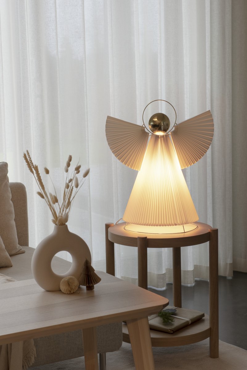 Papierengel 54cm Weiß Von Konstsmide - Der Engel ist aus wundersch&ouml;n gefaltetem, wei&szlig;em Papier gefertigt und besticht durch elegante Details in Messingoptik, die ihm einen stilvollen Look verleihen.