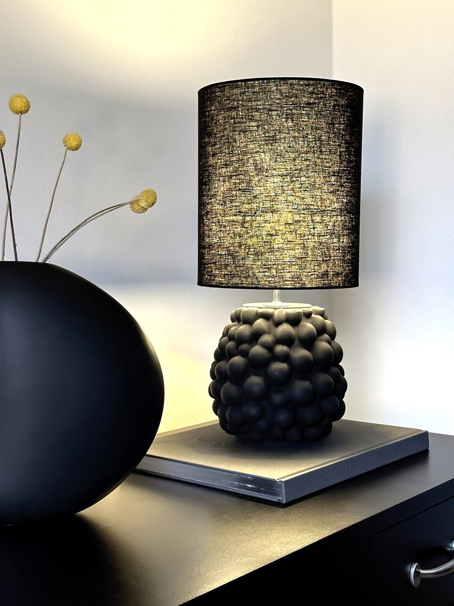 Bubbles 48cm Schwarz tischlampe Von Aneta Lighting - Mit Textilschirm, der für ein sanftes und angenehmes Licht sorgt.