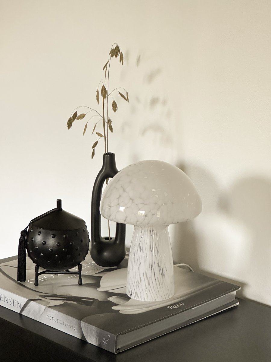 Mushi 20cm Weiß tischlampe Von Aneta Lighting - Mushi ist eine trendige Pilzlampe aus Glas mit einem einzigartigen Muster aus wei&szlig;en Punkten, das jeder Lampe ein einzigartiges Design verleiht.