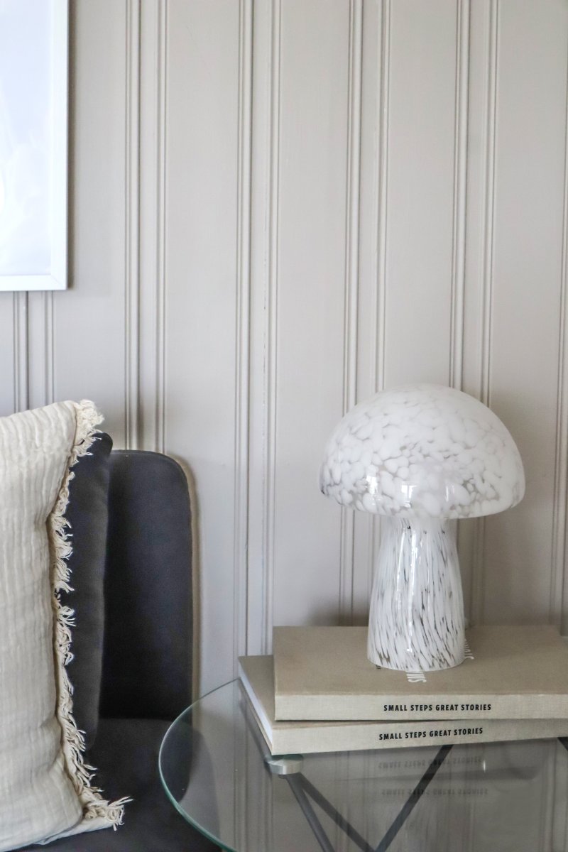 Mushi 30cm Weiß tischlampe Von Aneta Lighting - Mushi ist eine trendige Pilzlampe aus Glas mit einem einzigartigen Muster aus weißen Punkten, das jeder Lampe ein einzigartiges Design verleiht.