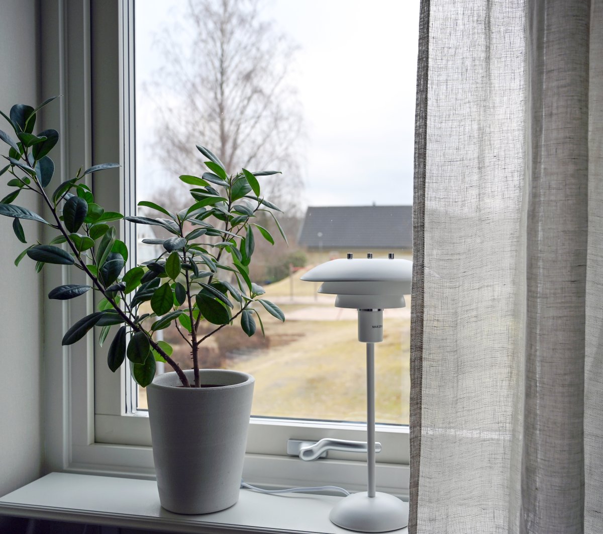 Epsilon 37cm Weiß tischlampe Von Aneta Lighting - Durch den kleinen Bildschirm eignet es sich beispielsweise für den Einsatz im Fenster oder auf einem Regal.