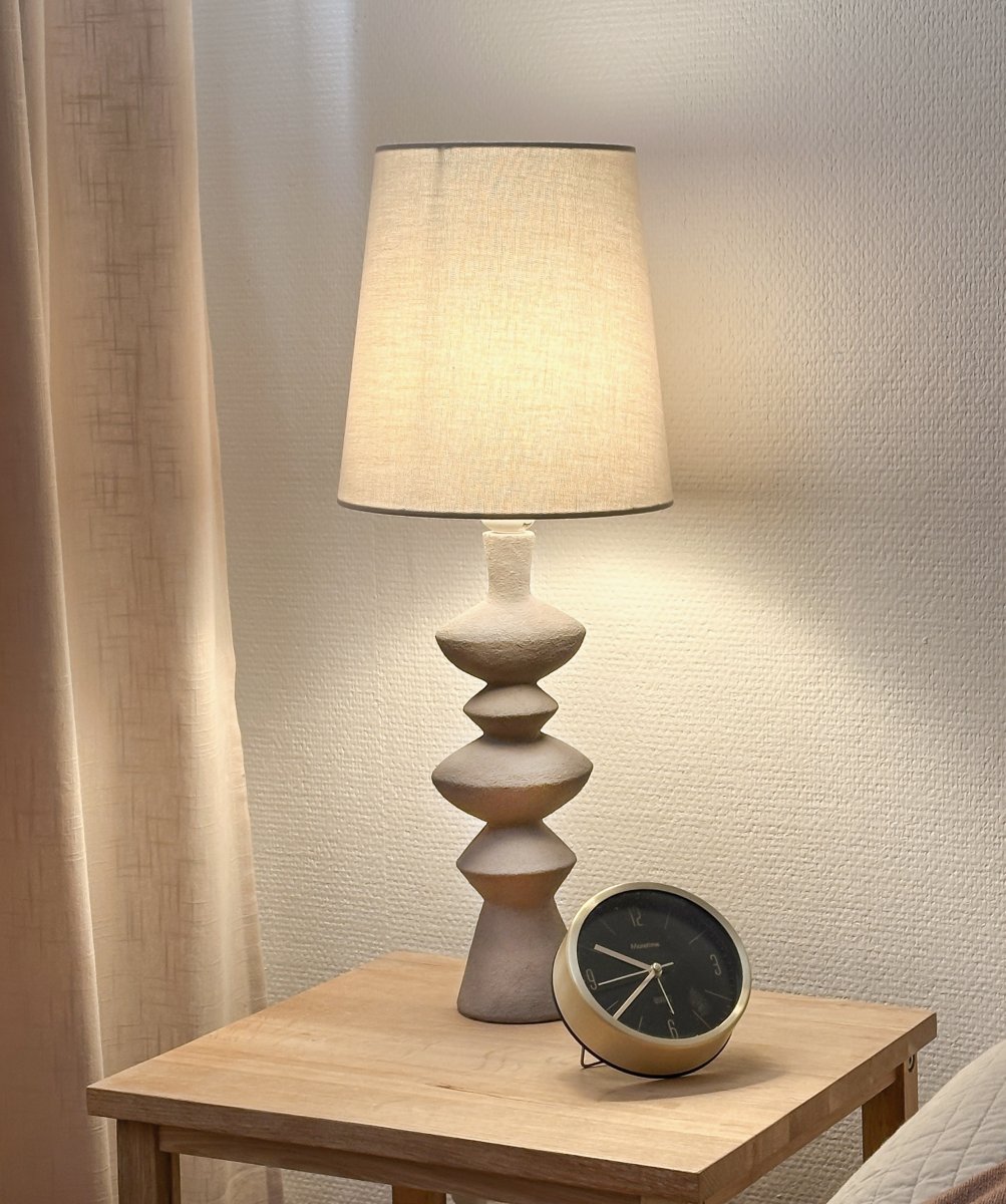 Nina 54cm Grau tischlampe Von Aneta Lighting - Die modernistische Tischlampe Nina mit ihren interessanten Formen wird ein leicht zu platzierendes und schönes Detail in Ihrem Zuhause sein.