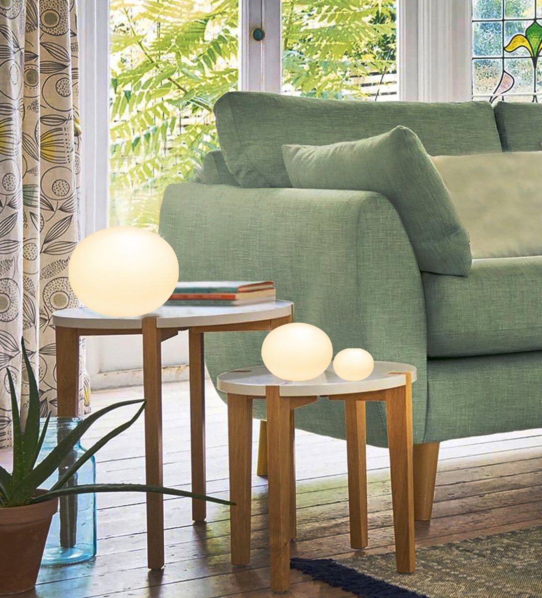 Globus 10cm Opal tischlampe Von Aneta Lighting - Globus-Tischleuchte aus opalweißem Glas mit einer Lichtquelle im Inneren der Glaskugel, die dekoratives und gemütliches Licht spendet.