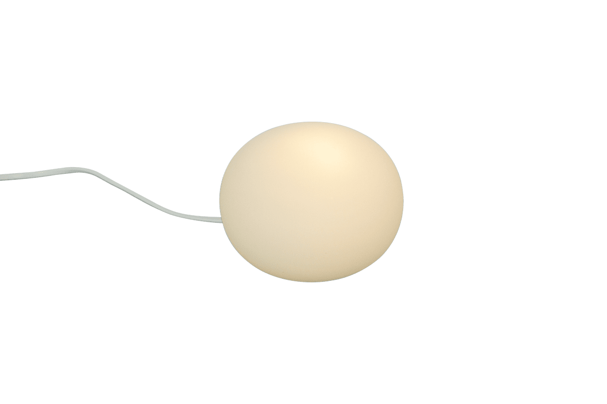 Globus 10cm Opal tischlampe Von Aneta Lighting - Globus-Tischleuchte aus opalweißem Glas mit einer Lichtquelle im Inneren der Glaskugel, die dekoratives und gemütliches Licht spendet.