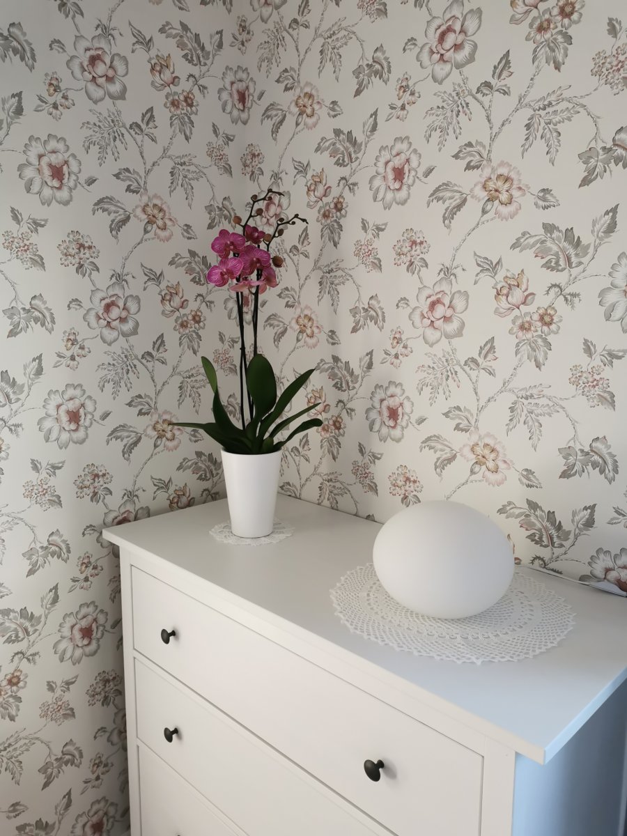 Globus 14cm Opal tischlampe Von Aneta Lighting - Globus-Tischleuchte aus opalweißem Glas mit einer Lichtquelle im Inneren der Glaskugel, die dekoratives und gemütliches Licht spendet.