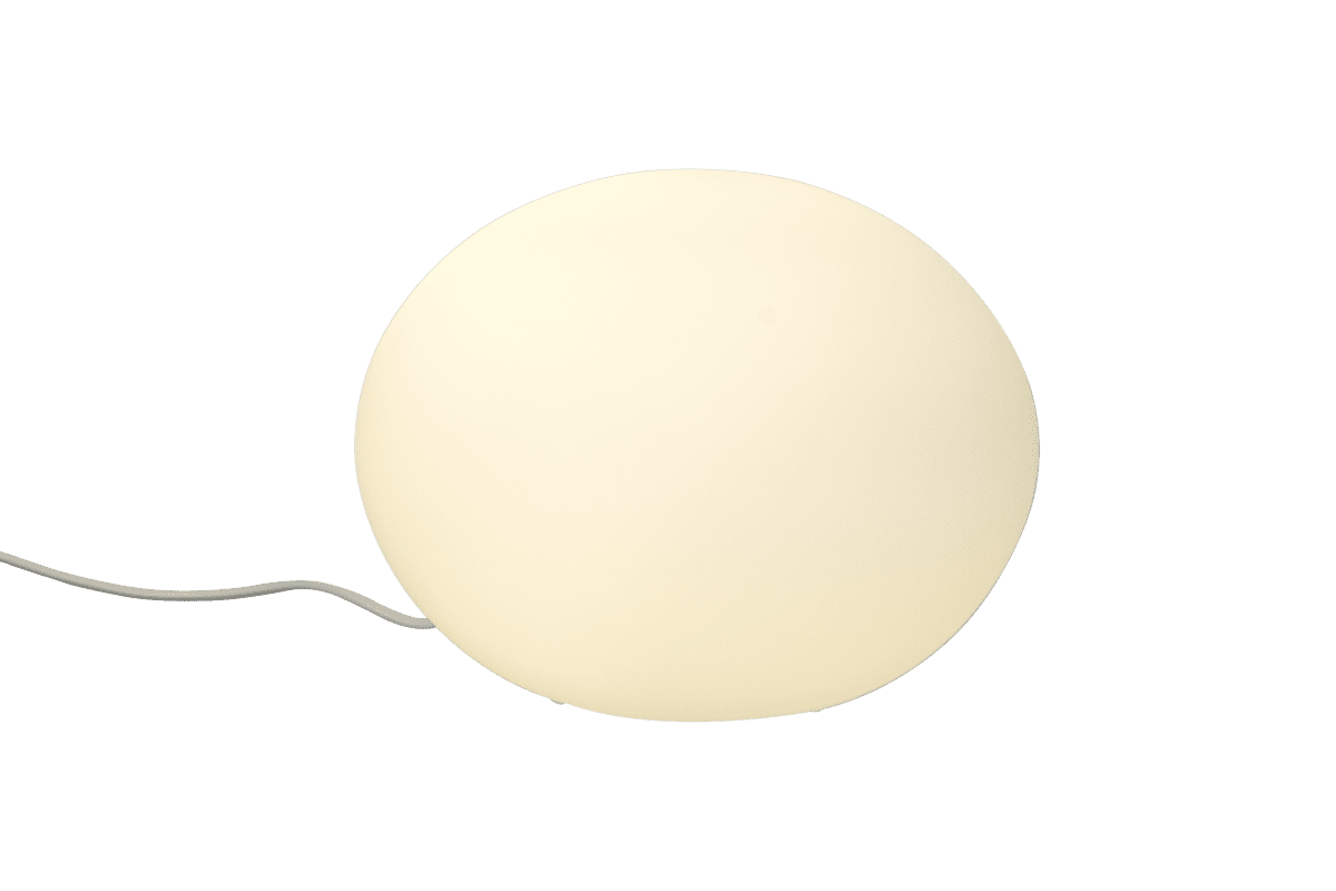 Globus 18cm Opal tischlampe Von Aneta Lighting - Globus-Tischleuchte aus opalweißem Glas mit einer Lichtquelle im Inneren der Glaskugel, die dekoratives und gemütliches Licht spendet.