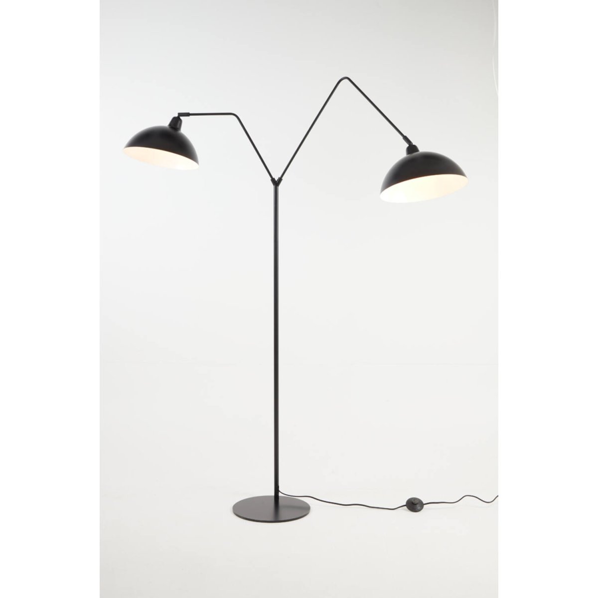 Orion 2 Schwarz stehlampe Von Light & Living - Orion ist eine elegante Stehlampe aus mattschwarzem Eisen, perfekt für moderne Innenräume.