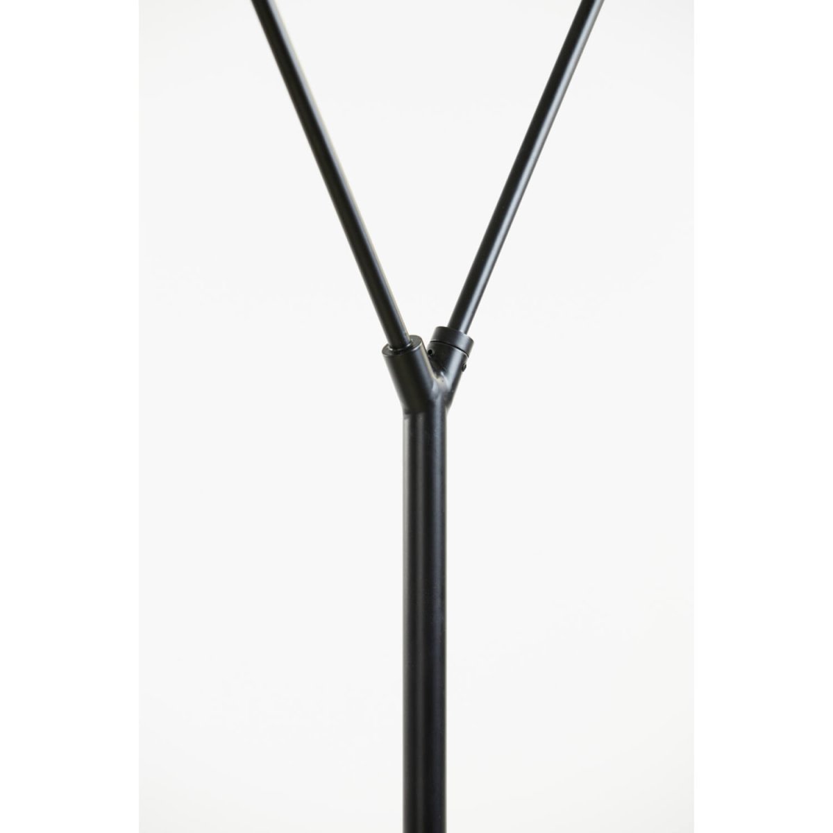 Orion 2 Schwarz stehlampe Von Light & Living - Orion ist eine elegante Stehlampe aus mattschwarzem Eisen, perfekt für moderne Innenräume.