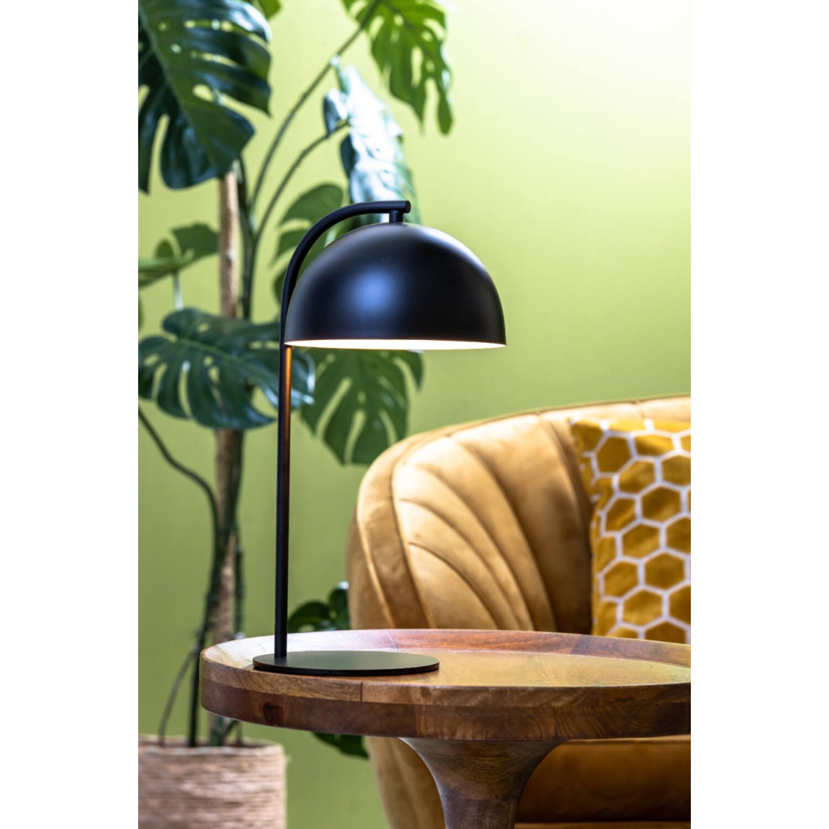 Mette 43cm Schwarz tischlampe Von Light & Living - Mette ist eine elegante Tischlampe aus mattschwarzem Metall mit weißer Innenseite.